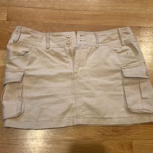 Edikted low waisted mini skirt. Never worn size medium.